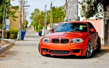 Красный BMW 1 series на улице за домом
